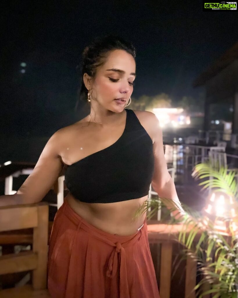 Tuhina Das Instagram - Gleaming stars in the night sky makes me a believer of radiance ✨💫 #throwback #tuesdaythoughts #tuhinadas#tan#vacation