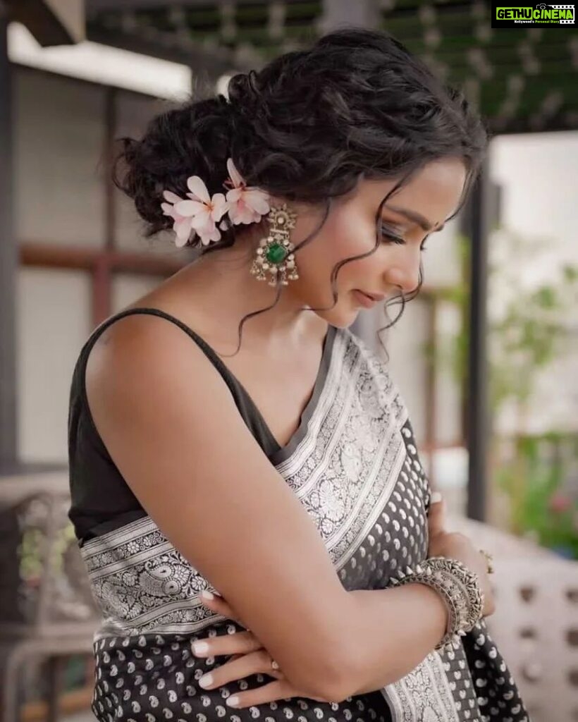 Tuhina Das Instagram - Sundaying in a saree ☀ #saree #ethnicwear #tuhinadas