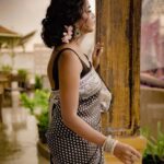 Tuhina Das Instagram - "সখী, ভাবনা কাহারে বলে..." #throwback #evergreensongs #sareelove #ethnicwear #tuhinadas