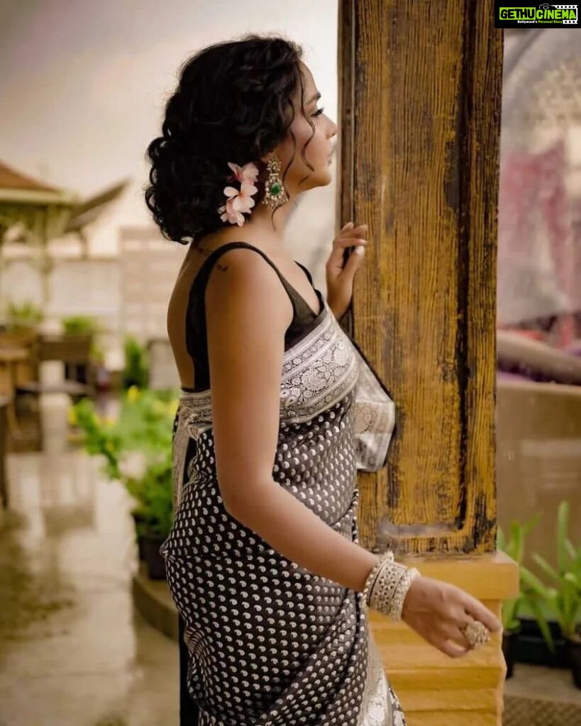 Tuhina Das Instagram - "সখী, ভাবনা কাহারে বলে..." #throwback #evergreensongs #sareelove #ethnicwear #tuhinadas