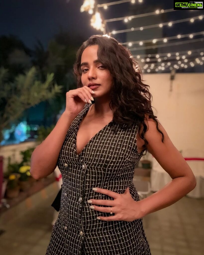 Tuhina Das Instagram - Here’s looking at you 2023! Behave! Happy New Year to one and all. Love and light always ❤️ #newyear #newyear2023 #happynewyear #tuhinadas