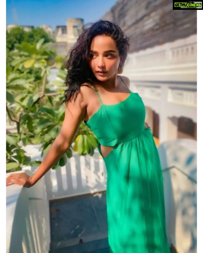 Tuhina Das Instagram - "Keep your face always toward the sunshine - and shadows will fall behind you." #mondaymotivation #greenoutfit #thoughtoftheday #tuhinadas lebua Lucknow