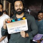 Unni Mukundan Instagram - Gandharva jr. STARTS ROLLING. 🎬🎥✨ First schedule starts rolling today. 10/02/2023 Gandharva jr. | ഗന്ധർവ്വ jr. | ಗಂಧರ್ವ jr. | గంధర్వుడు jr. | கந்தர்வ jr. | गंधर्वा jr. #Gandharvajr #UnniMukundan #VishnuAravind #PrasobhKrishna #SuvinKVarkey #SujithSujathan #PraveenPrabharam #JakesBejoy #LittleBigFilms Banner: little big films Produced by suvin k varkey & Prasobh krishna Directed by : Vishnu Aravind Written by : praveen prabharam & sujin sujathan Dop : chandru selvaraj Music : jakes bejoy Editor : Appu bhattathiri & Christy Sebastian Production controller : Manoj poomkunnam, Sajeev chandhiroor Exe producer : vineeth j pulludan Production designer : vinod raveendran Art director : ouseph john costume designer : gayathri kishore Makeup: ronex Xavier VFX : mindstein studios Chief Associate dir: akhil c thilakan Asst directors : Manu Pillai, Murali Krishnan, Arunlal, Akhil Chandran, Kiran Oommen Raj Stills: Bijith Dharmadam Promotion Consultant: Vipin Kumar, 10g Media @gandharvajrmovie @iamunnimukundan @films.littlebig @suvinkvarkey @vishnuaravind10 @timbuktu.man @sujinsujathan @jakes_bejoy @appubhattathiri @chandruselvaraj @vineeth_joy_pulludan @g_kishore_gk @artdirectorvinodraveendran @sajeevchandiroor @manojpoomkunn @ouseph_john @muralikrishnan_official @akhil_c_thilakan @bijith_dharmadam @manupillaiii @anandpadmanp @vvipink @10gmedia @mindsteinstudios @dcrusandrew @arunlalsp