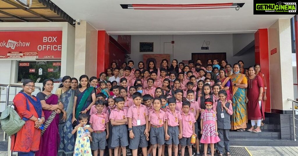 Unni Mukundan Instagram - Love you all children!❤️❤️❤️🤗🤗🤗 Thank you teachers and parents! 🙏🏼 Vyasa Vidyapeedom School, Kalanjoor, Pathanamthitta! #Malikappuram