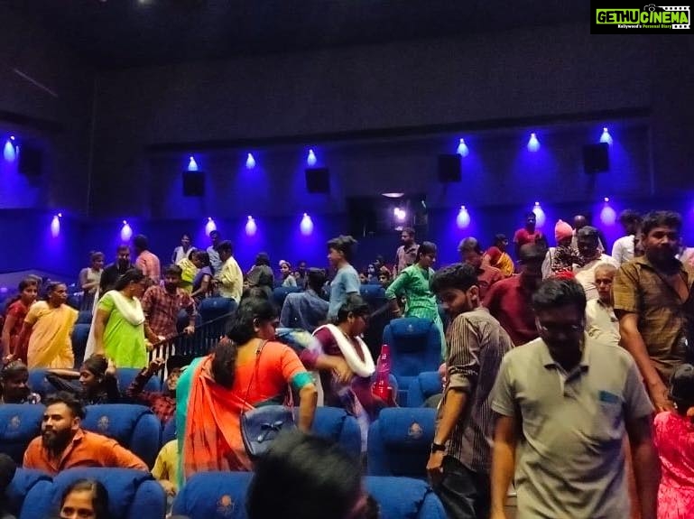 Unni Mukundan Instagram - #Day33, #Malikappuram movie house full show at kalladikode bala cinemas! 💖