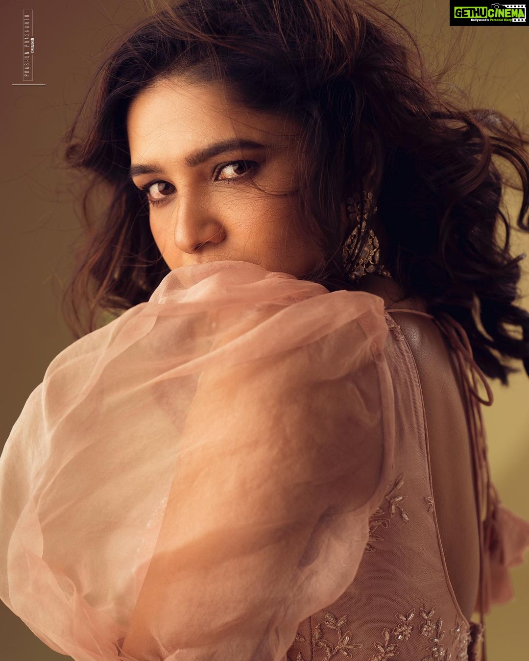 Vani Bhojan Instagram - Shot by @prachuprashanth Outfits & Styling by @chaitanyarao_official Makeup by @kalwon_beauty Hair by @ganesh_hair_architect