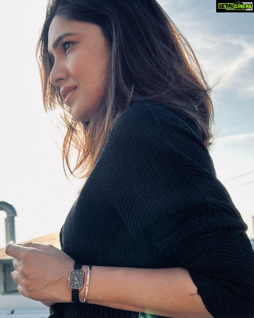 Vani Bhojan Instagram - @danielwellington knows how to make shopping worth it! Head to their website for the End of Season Sale with upto 30% off on select products and get an additional 15% off with my code ‘VANIXDW’ #ad #danielwellington #dwindia