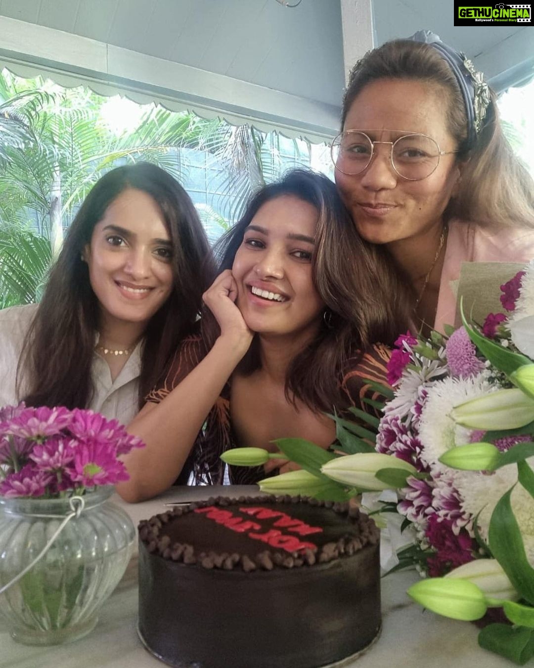 Vani Bhojan Instagram - #birthdayclicks ❤️ @rachelstylesmith @arunaguhan Love you both 🤗🤗🤗🤗🤗🧿