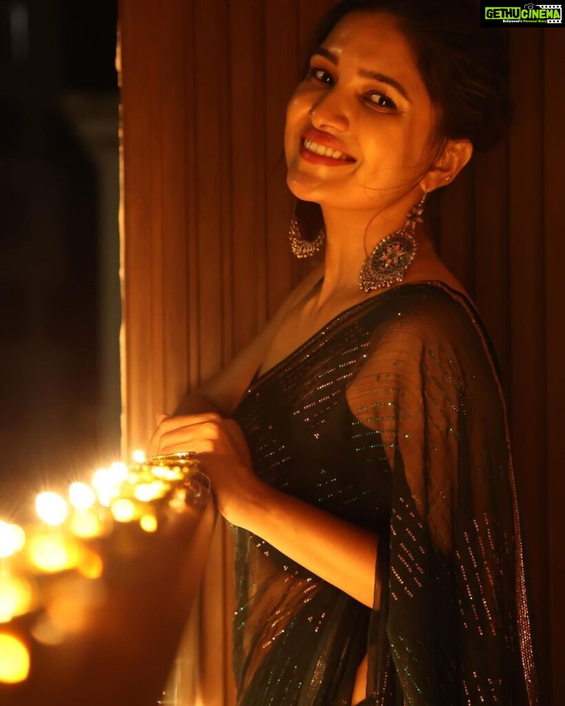 Vani Bhojan Instagram - Happy Diwali 🪔 📸@k.s.raja222