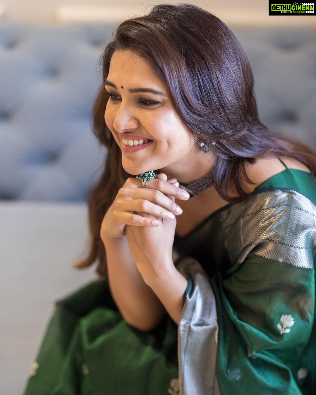 Vani Bhojan Instagram - Festive season is here and avail 10% off on this brand new handloom Maheshwari saree using the code VANIG10 @thepallushop @mspinkpantherjewel @arunprasath_photography