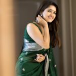 Vani Bhojan Instagram – 💚Festive season is here and avail 10% off on this brand new handloom Maheshwari saree using the code VANIG10 @thepallushop  @arunprasath_photography @mspinkpantherjewel