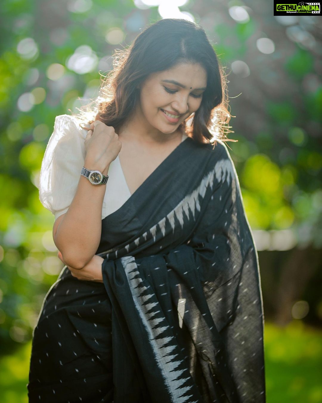 Vani Bhojan Instagram - Saree @thenmozhidesigns Photography @karthikha_photography Hair & draping @priyaprabu_artistry