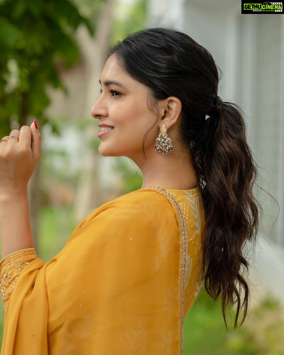 Vani Bhojan Instagram - ๐๐งก @label_afeera @pradejewels @kiransaphotography