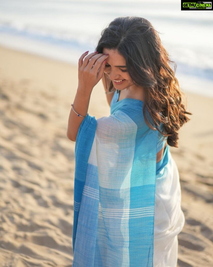 Vani Bhojan Instagram - For : @imainila_collective Wearing their Exclusive Classic Handwoven Soft Cotton Saree in the transition colours of Blue💙 the saree was so dreamy and felt like a breeze. Check out their Website for new launches for the festive season. Use ‘ VANI10 ‘ to avail 10% off on all your purchases✨ Photography: @anitakamaraj MUA: @salomirdiamond Blouse: @turquoisedesignstudio