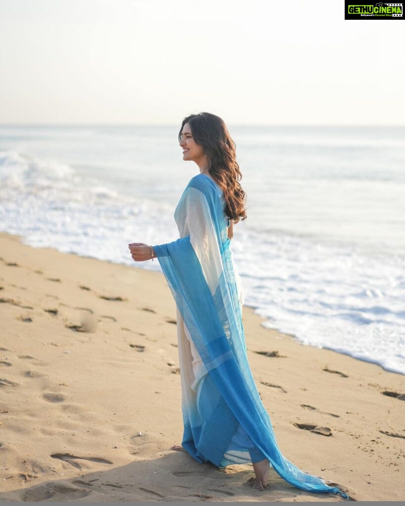 Vani Bhojan Instagram - For : @imainila_collective Wearing their Exclusive Classic Handwoven Soft Cotton Saree in the transition colours of Blue💙 the saree was so dreamy and felt like a breeze. Check out their Website for new launches for the festive season. Use ‘ VANI10 ‘ to avail 10% off on all your purchases✨ Photography: @anitakamaraj MUA: @salomirdiamond Blouse: @turquoisedesignstudio