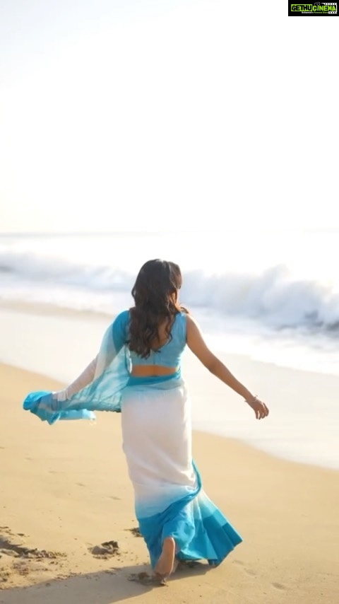 Vani Bhojan Instagram - For : @imainila_collective Wearing their Exclusive Classic Handwoven Soft Cotton Saree in the transition colours of Blue💙 the saree was so dreamy and felt like a breeze. Check out their Website for new launches for the festive season. Use ‘ VANI10 ‘ to avail 10% off on all your purchases✨ Photography: @anitakamaraj MUA: @salomirdiamond Blouse: @turquoisedesignstudio Video editing: @ashwin_guru17