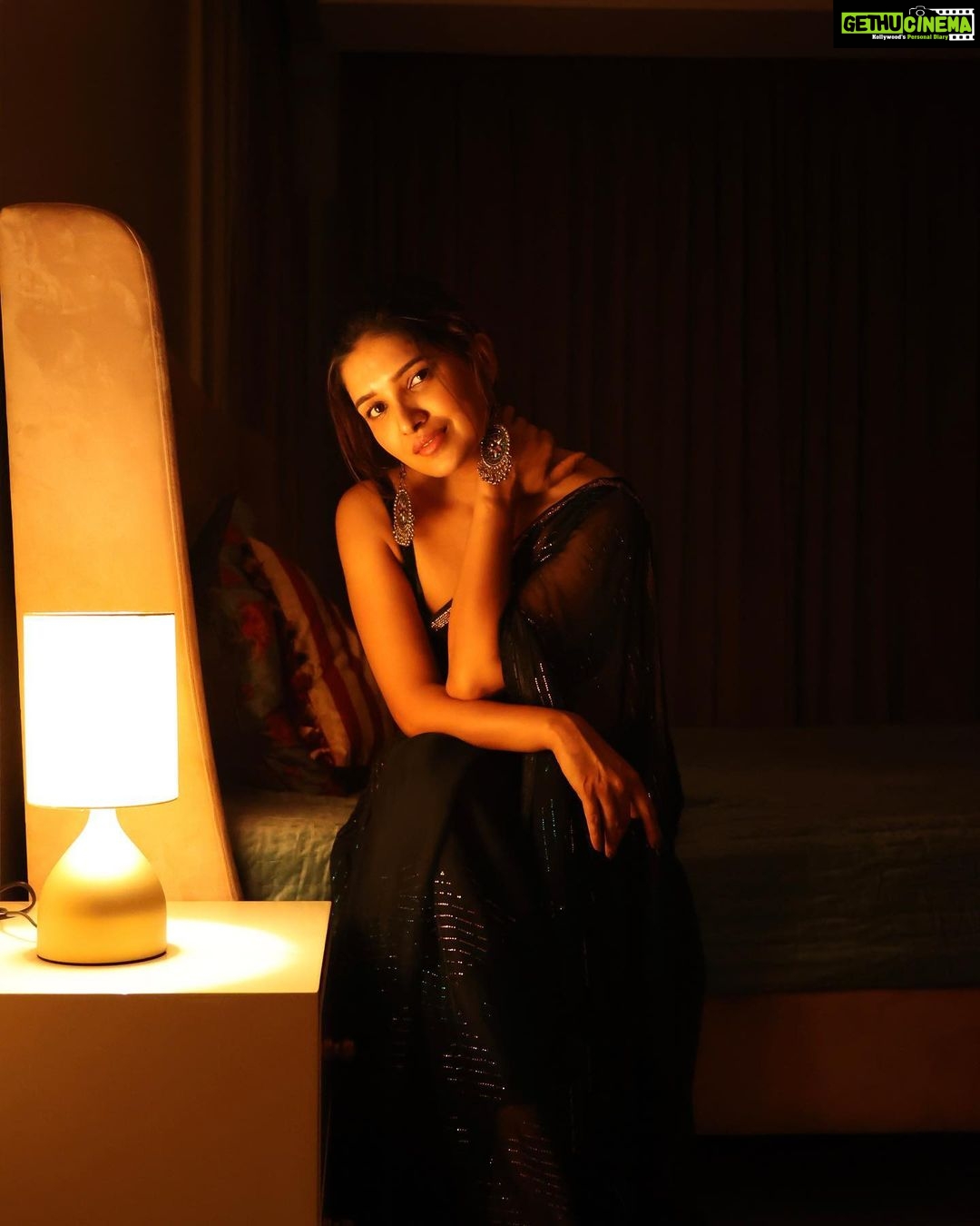 Vani Bhojan Instagram - Happy Diwali 🪔 📸@k.s.raja222