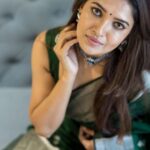 Vani Bhojan Instagram – Festive season is here and avail 10% off on this brand new handloom Maheshwari saree using the code VANIG10  @thepallushop @mspinkpantherjewel @arunprasath_photography