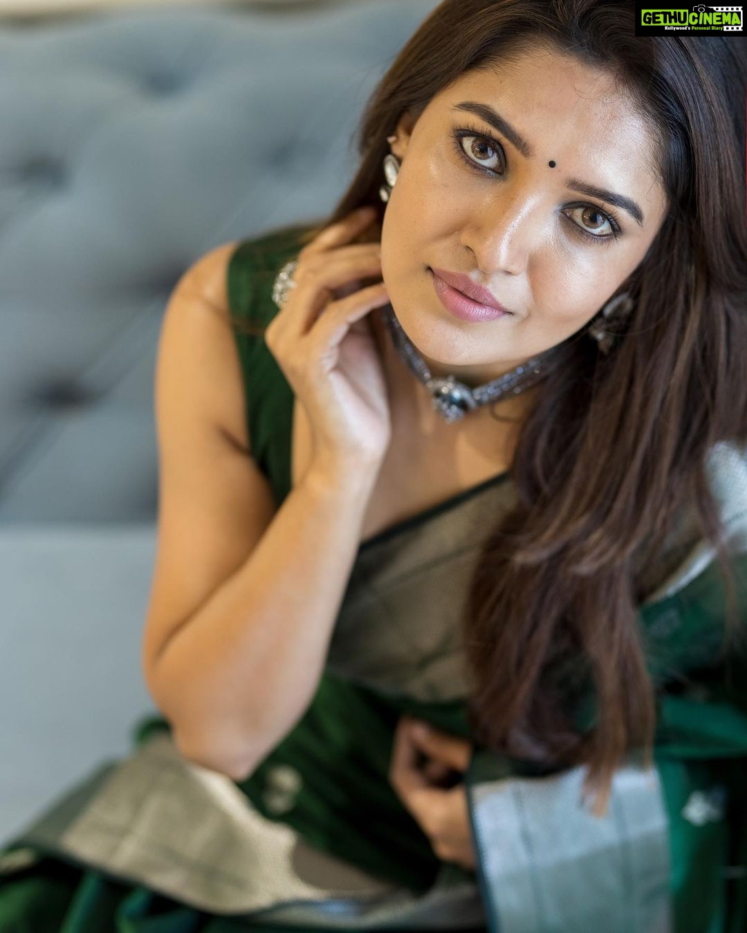 Vani Bhojan Instagram - Festive season is here and avail 10% off on this brand new handloom Maheshwari saree using the code VANIG10 @thepallushop @mspinkpantherjewel @arunprasath_photography