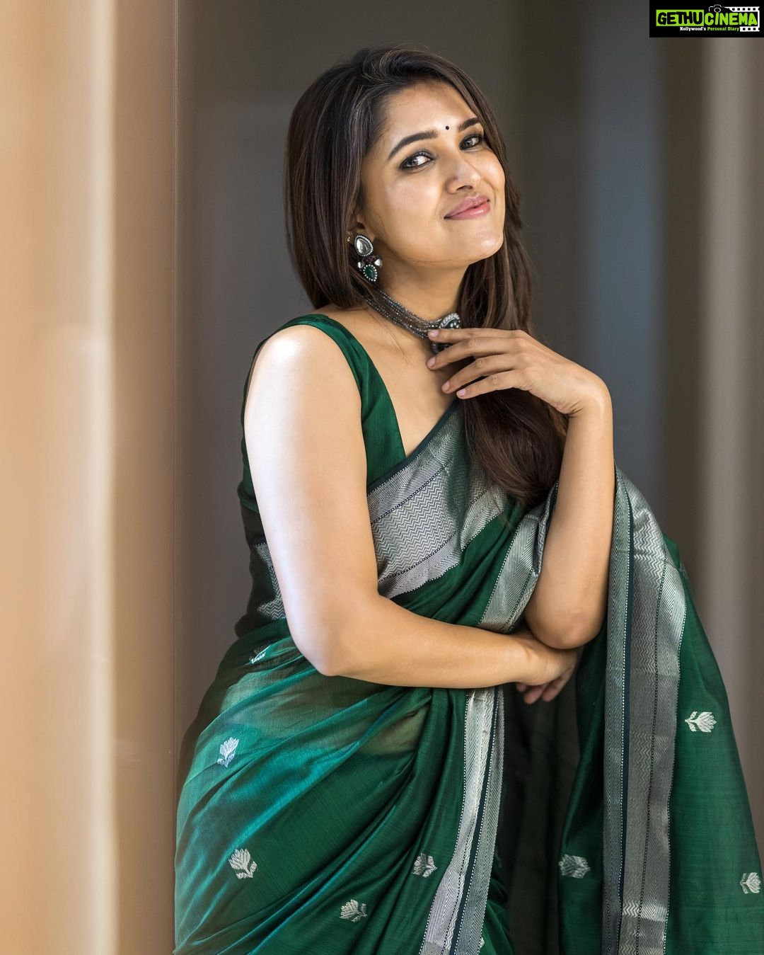 Vani Bhojan Instagram - 💚Festive season is here and avail 10% off on this brand new handloom Maheshwari saree using the code VANIG10 @thepallushop @arunprasath_photography @mspinkpantherjewel
