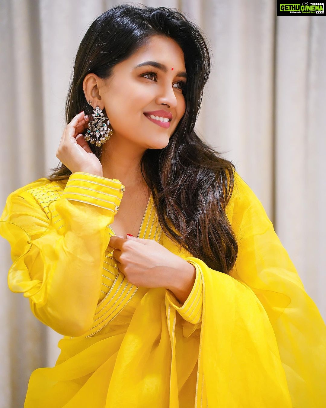 Vani Bhojan Instagram - 💛 @pradejewels @studio149
