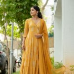 Vani Bhojan Instagram - 💛🧡 @label_afeera @pradejewels @kiransaphotography