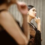 Vani Bhojan Instagram – 🖤 Saree – @studio149  Jewellery – @mspinkpantherjewel  Make up – @chisellemakeupandhair  Hair – @jayashree_hairstylist 📷 – @arunprasath_photography