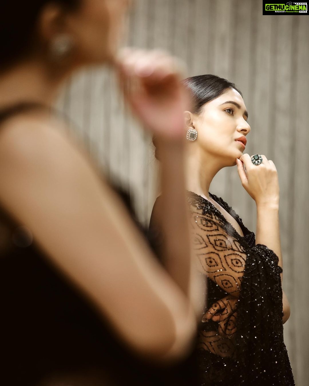 Vani Bhojan Instagram - 🖤 Saree - @studio149 Jewellery - @mspinkpantherjewel Make up - @chisellemakeupandhair Hair - @jayashree_hairstylist 📷 - @arunprasath_photography