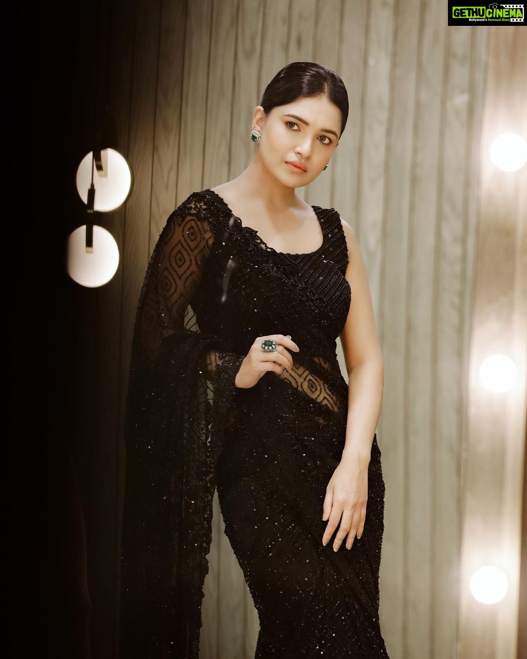 Vani Bhojan Instagram - 🖤 Saree - @studio149 Jewellery - @mspinkpantherjewel Make up - @chisellemakeupandhair Hair - @jayashree_hairstylist 📷 - @arunprasath_photography