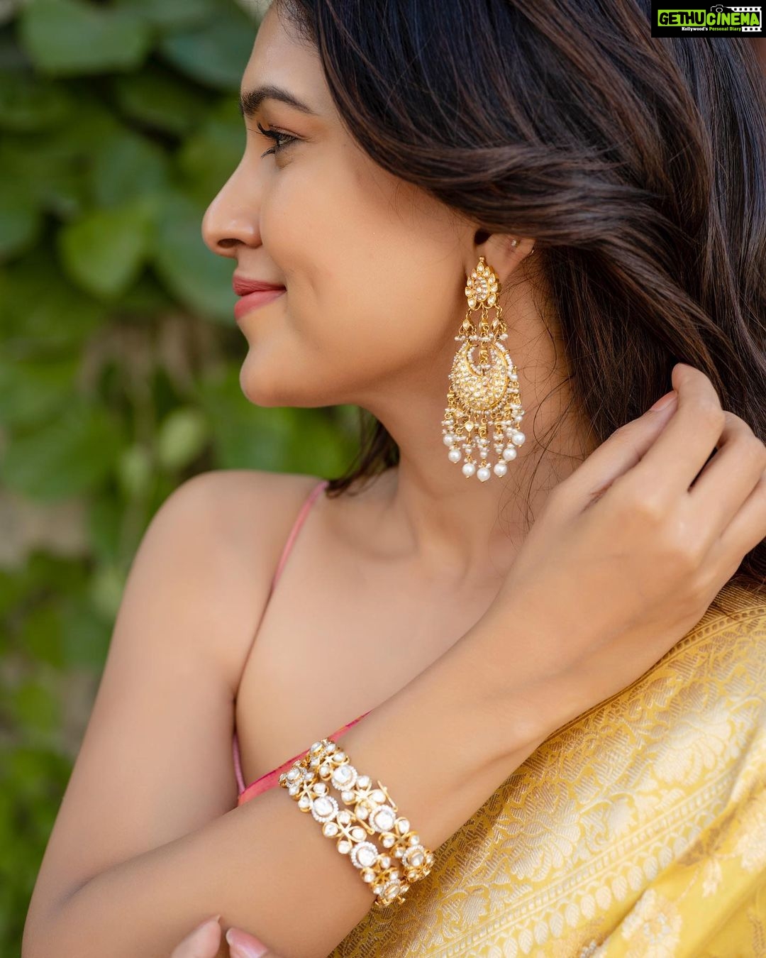 Vani Bhojan Instagram - Styled by: @nikhitaniranjan Shot by: @kiransaphotography Saree: @paaprikastore Jewellery: @konikajewellery