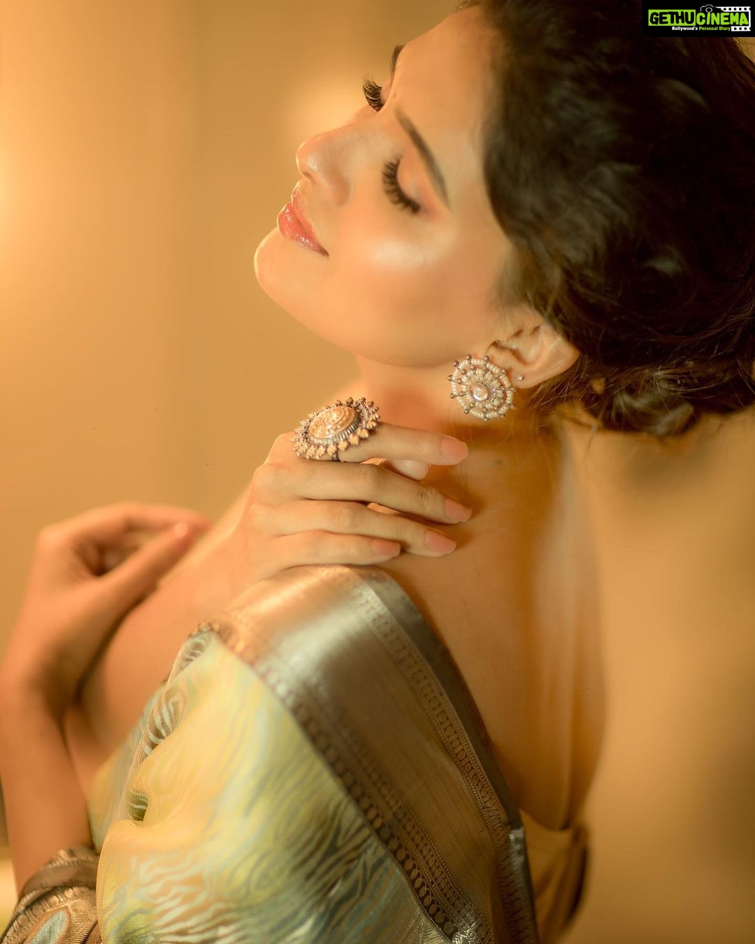 Vani Bhojan Instagram - Saree - @draperysilk M&H - @artistrybyolivia @mani_stylist_ 📸 - @camerasenthil Radio Room