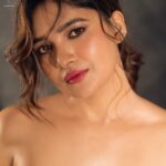 Vani Bhojan Instagram – 💛 Shot by @prachuprashanth
Outfits & Styling by @chaitanyarao_official
Makeup by @kalwon_beauty
Hair by @ganesh_hair_architect