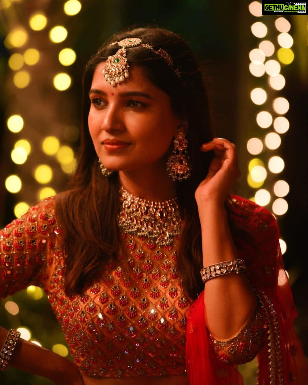 Vani Bhojan Instagram - ❤️ Designer @anjushankarofficial Jewellery @mspinkpantherjewel