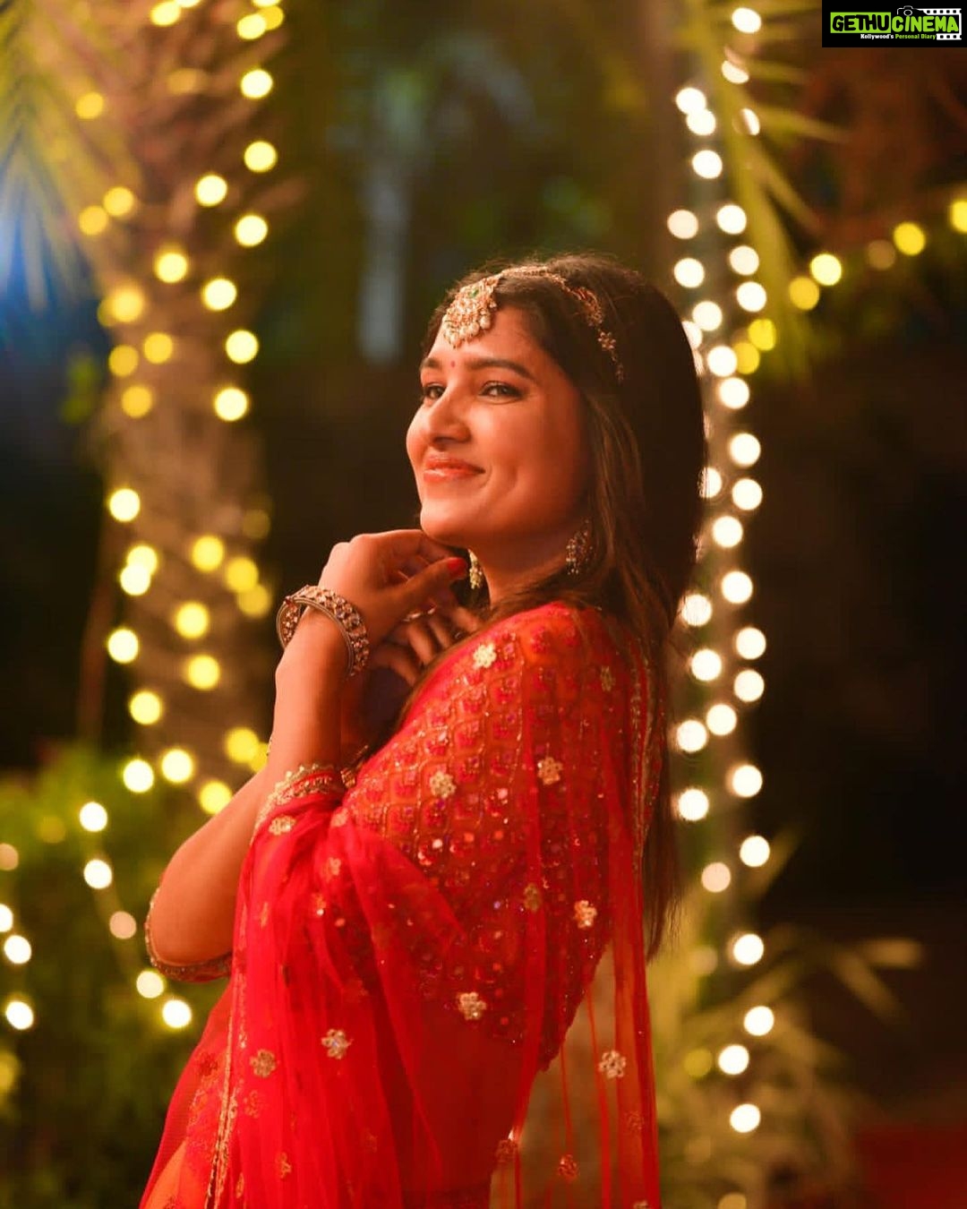 Vani Bhojan Instagram - ❤️ Designer @anjushankarofficial Jewellery @mspinkpantherjewel