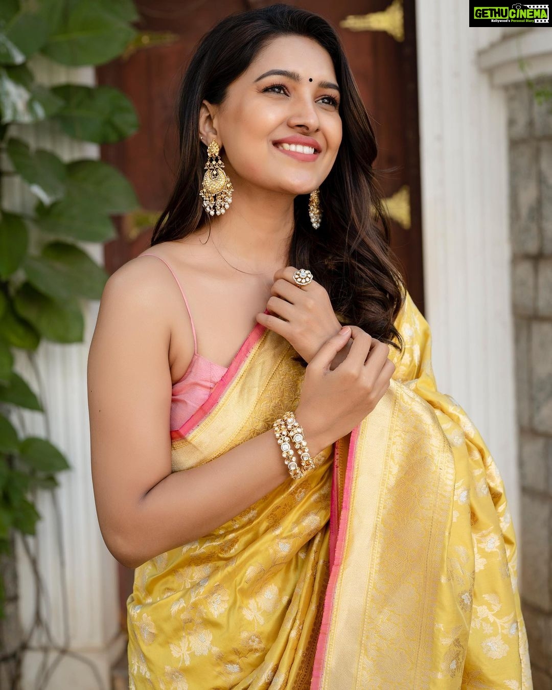 Vani Bhojan Instagram - Styled by: @nikhitaniranjan Shot by: @kiransaphotography Saree: @paaprikastore Jewellery: @konikajewellery
