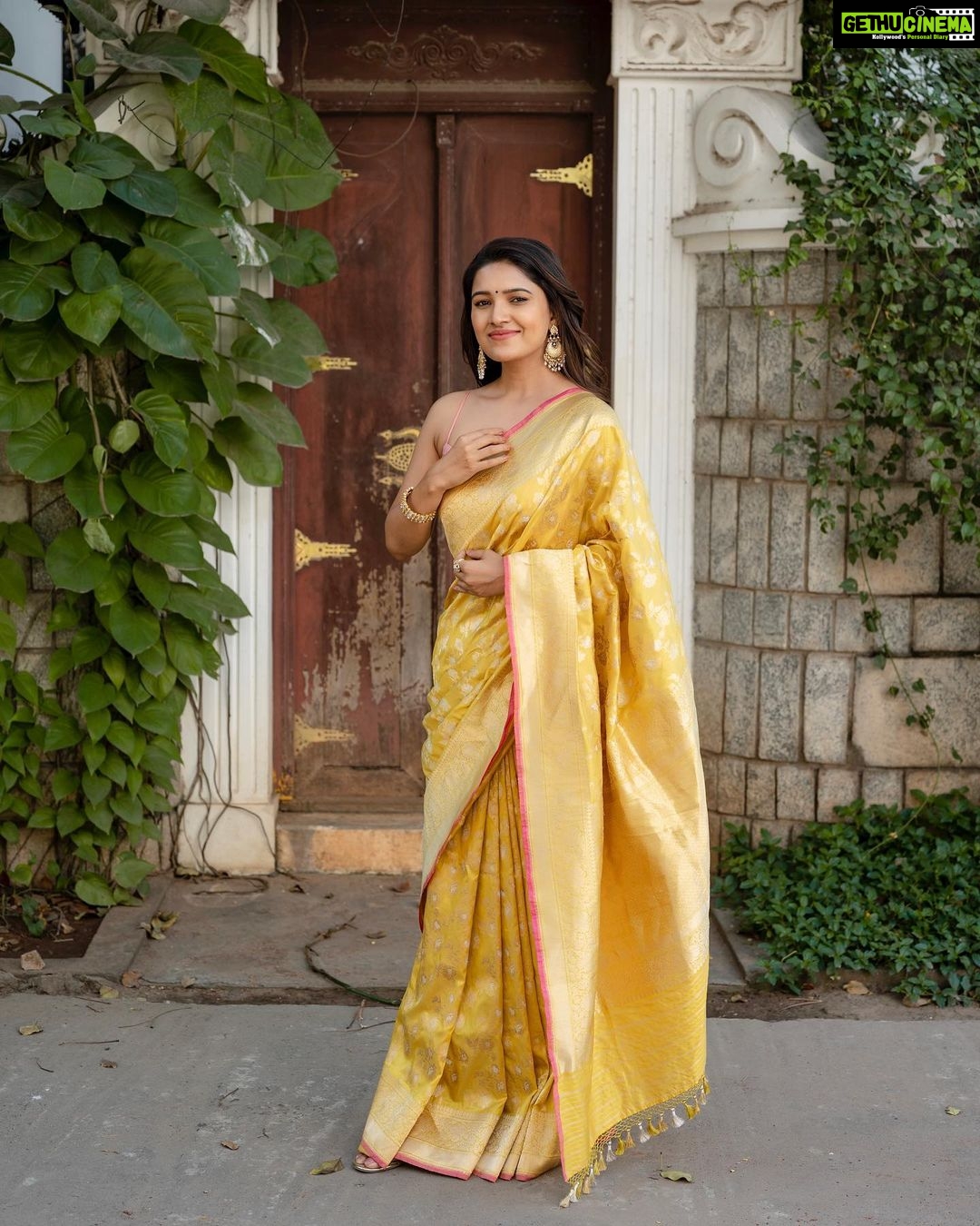 Vani Bhojan Instagram - Styled by: @nikhitaniranjan Shot by: @kiransaphotography Saree: @paaprikastore Jewellery: @konikajewellery