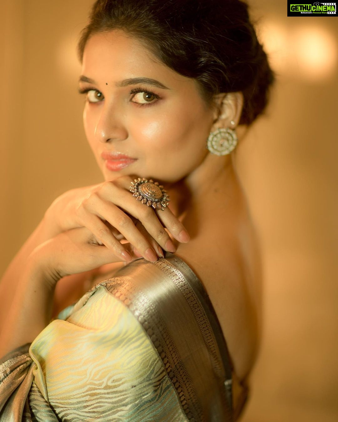 Vani Bhojan Instagram - Saree - @draperysilk M&H - @artistrybyolivia @mani_stylist_ 📸 - @camerasenthil Radio Room