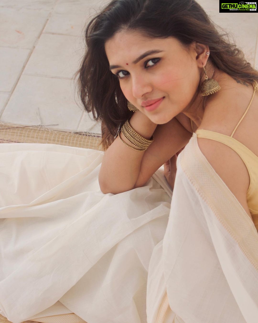 Vani Bhojan Instagram - ❤️ saree - @mathugai_handlooms