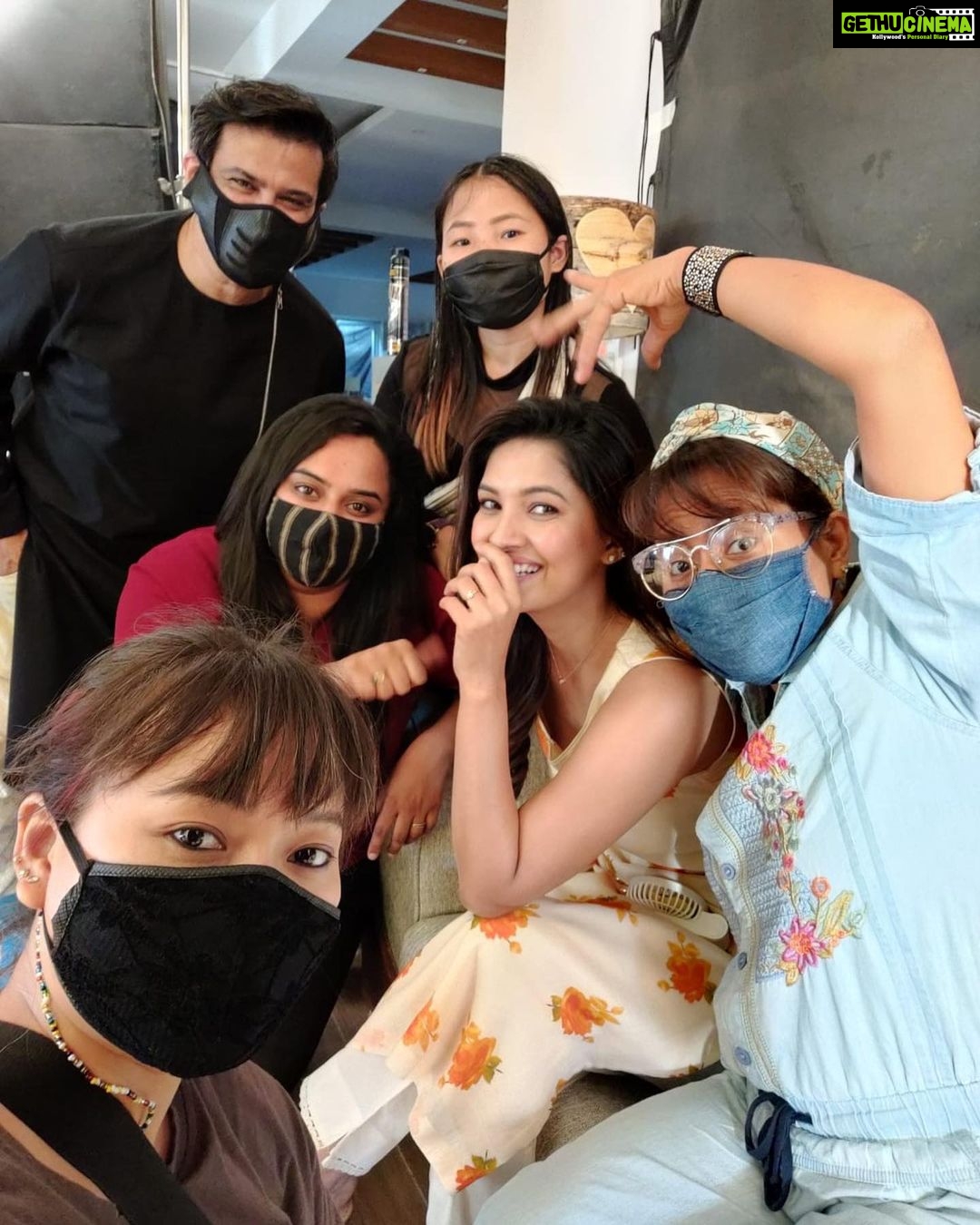 Vani Bhojan Instagram - #adcampaign #favteam❤️ @rachelstylesmith @chaitanyarao_official @shrinidhirangarajan #wealltestednegativeforcovid
