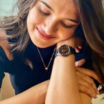 Vani Bhojan Instagram - Chic. Effortless. Sophisticated. Dress your wrist with the Iconic Link Ceramic by @danielwellington. Also, the @danielwellington End Of Season sale is now live. Get upto 25% off on your favourite timepieces. Use my code DWXVANIB to get an additional 15% off #danielwellington #ad