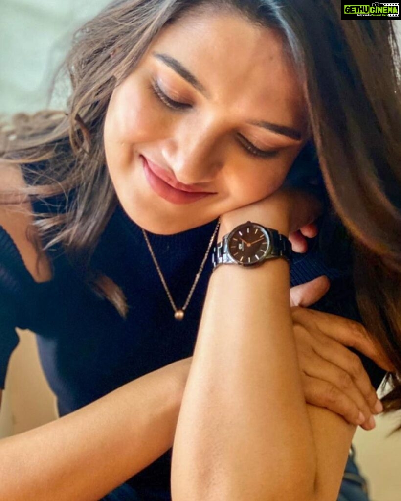 Vani Bhojan Instagram - Chic. Effortless. Sophisticated. Dress your wrist with the Iconic Link Ceramic by @danielwellington. Also, the @danielwellington End Of Season sale is now live. Get upto 25% off on your favourite timepieces. Use my code DWXVANIB to get an additional 15% off #danielwellington #ad