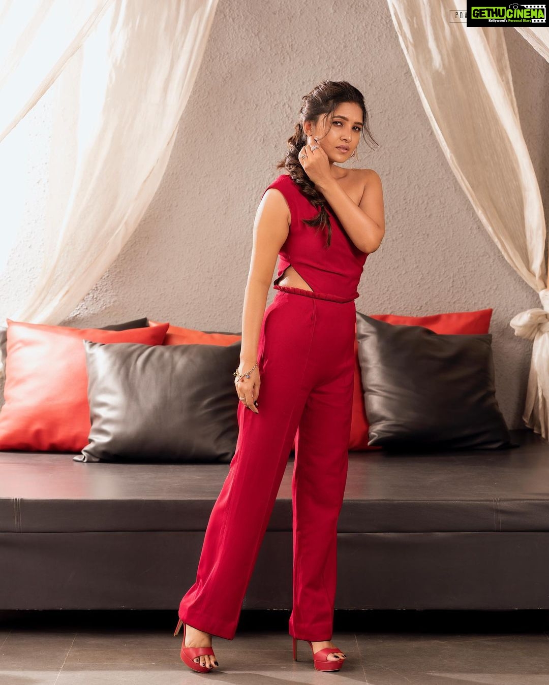 Vani Bhojan Instagram - Shot by @prachuprashanth Styled by @priyaa.karan Outfit @ete_india Makeup and Hair @vurvesalon Jewellery @mspinkpantherjewel Location @novotelchennaisipcot