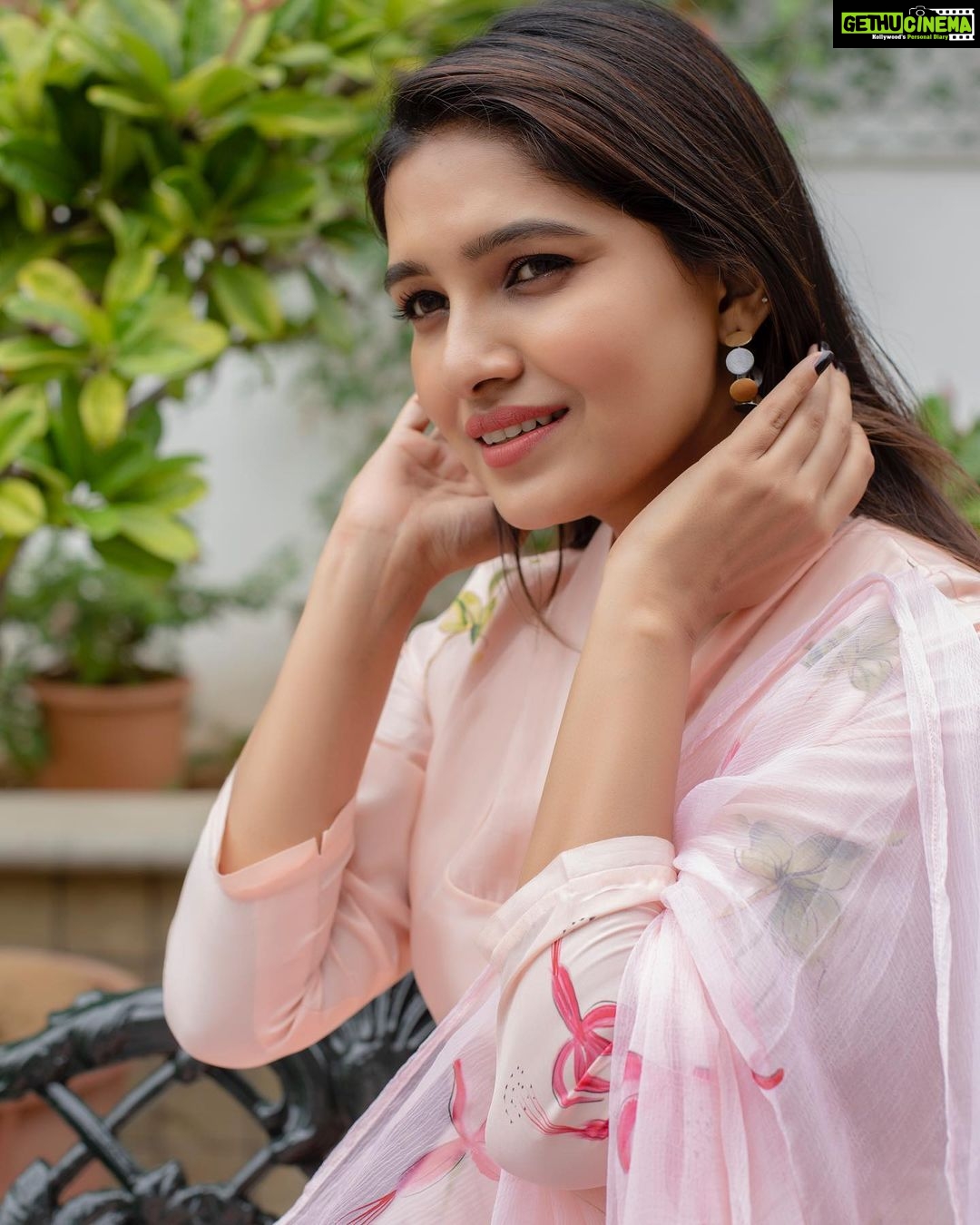 Vani Bhojan Instagram - Jewellery - @ishhaara Wearing - @picchika 📸- @kiransaphotography Stylist - @priyaa.karan