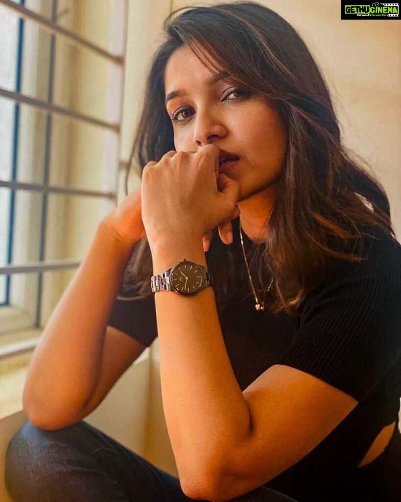 Vani Bhojan Instagram - Chic. Effortless. Sophisticated. Dress your wrist with the Iconic Link Ceramic by @danielwellington. Also, the @danielwellington End Of Season sale is now live. Get upto 25% off on your favourite timepieces. Use my code DWXVANIB to get an additional 15% off #danielwellington #ad