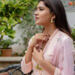 Vani Bhojan Instagram - Jewellery - @ishhaara Wearing - @picchika 📸- @kiransaphotography Stylist - @priyaa.karan