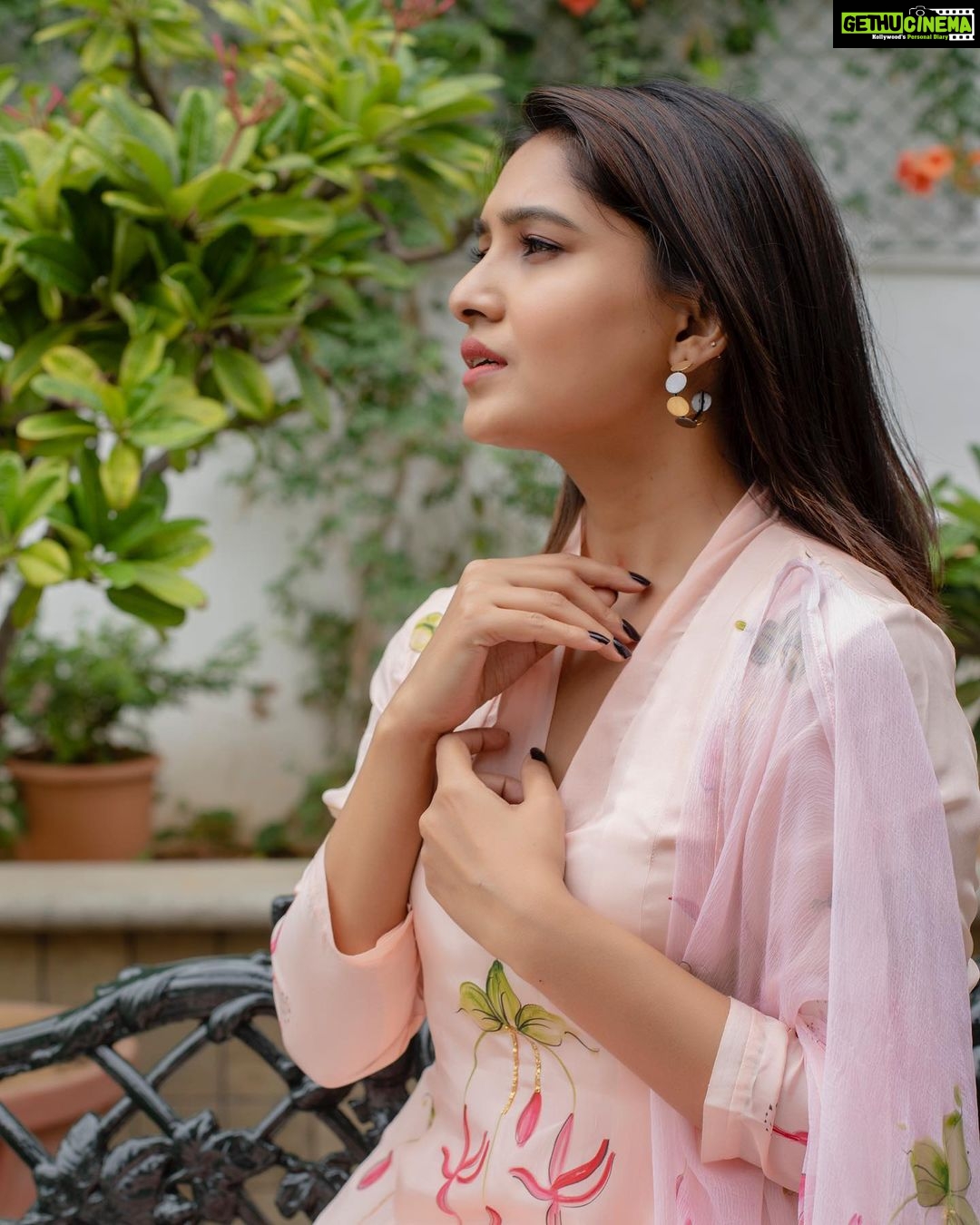 Vani Bhojan Instagram - Jewellery - @ishhaara Wearing - @picchika 📸- @kiransaphotography Stylist - @priyaa.karan