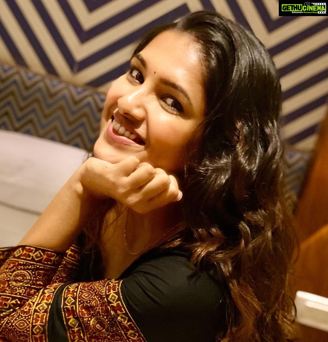 Vani Bhojan Instagram - Be someone you want to be around ❤️ #justsmile