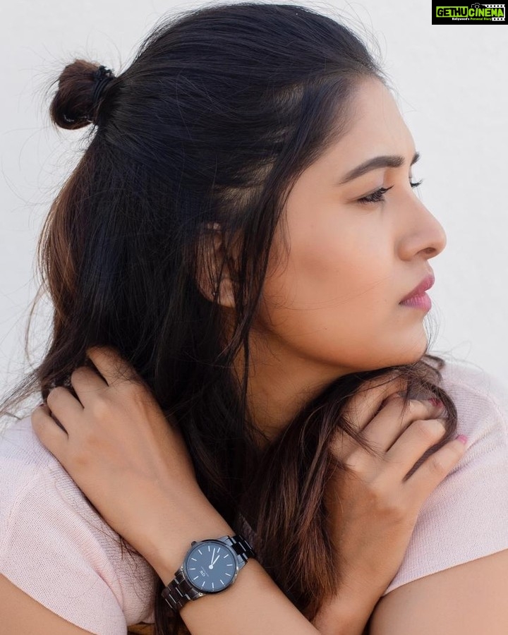 Vani Bhojan Instagram - No such thing as too much BLACK. Meet the all new Iconic Ceramic Watch by @danielwellington . It’s lightweight and maintains a colour that never goes out of fashion. Get your hands on this watch from the website. Plus, you can use my code DWXVANIB to get a 15% off. #IconicLinkCeramic #thelittleblackwatch
