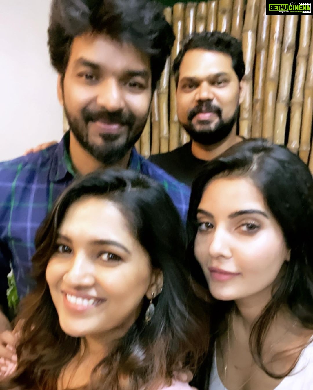 Vani Bhojan Instagram - #triplesthefun @actorjai @scharukesh @actor_vivekprasanna @madhuri_mj ❤️