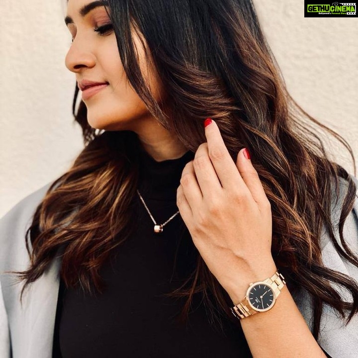 Vani Bhojan Instagram - It's time to treat yourself! Shop your favourite timepieces and jewellery from @danielwellington at 20% off. Combine this with my code DWXVANIB to get an additional 15% off over and above! Hurry, offer valid until the weekend. #danielwellington